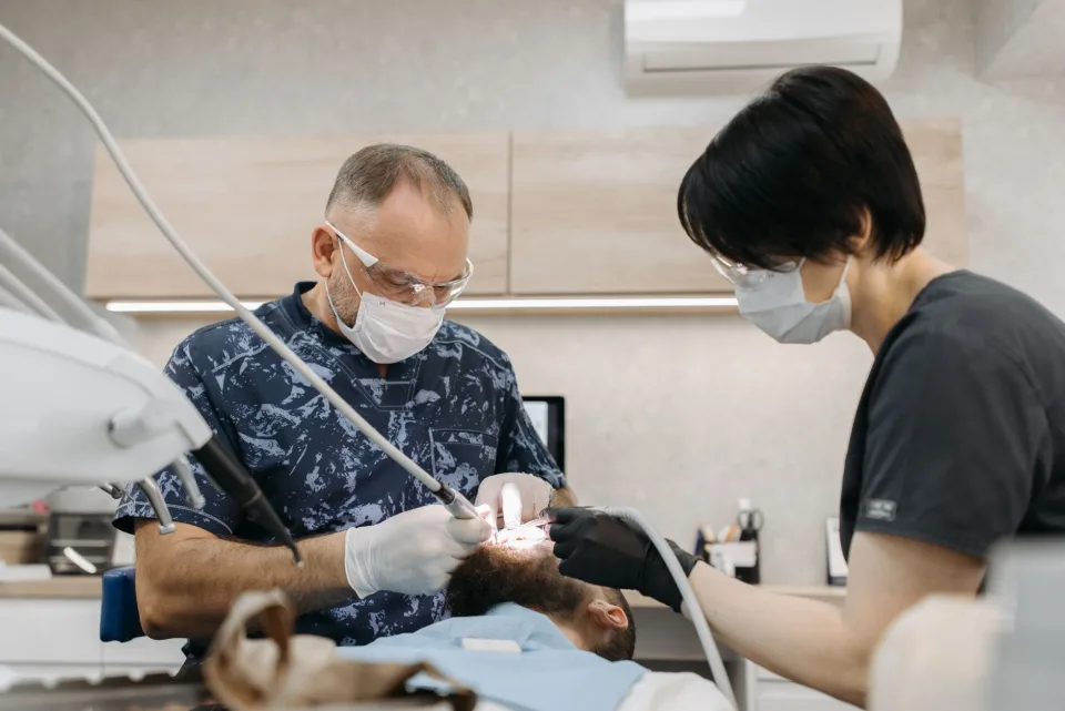 Phục hình răng cửa sứt mẻ bằng trám thẩm mỹ — trước
