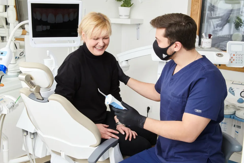 Cạo vôi và tẩy trắng — răng sạch mảng bám, sáng đều hơn — sau
